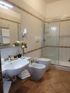 格罗塔费拉塔斯夸尔西亚雷里酒店的一间带水槽、卫生间和淋浴的浴室