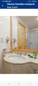 瓜鲁柳斯Guarulhos flat services, aeroporto的一间带水槽和镜子的浴室