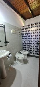 特玛斯德戴曼Casa de Piedra的浴室配有白色卫生间和盥洗盆。