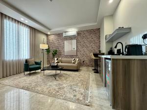 吉达Khozama Living 2 - Alnahda的客厅配有沙发和桌子