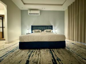 吉达Khozama Living 2 - Alnahda的一间卧室,卧室内配有一张大床