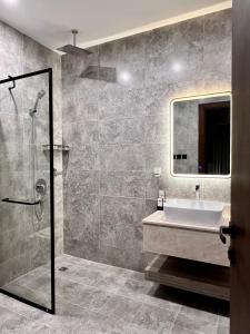 吉达Khozama Living 2 - Alnahda的一间带水槽和淋浴的浴室