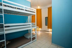 尼斯Le Pastoral的客房设有双层床和走廊。