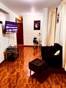 利马200. Hermoso Departamento con Servicios Incluidos en Chorrillos的客厅配有沙发和桌子