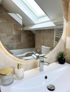 Chennevières-sur-MarneSara Home的一间带水槽和镜子的浴室