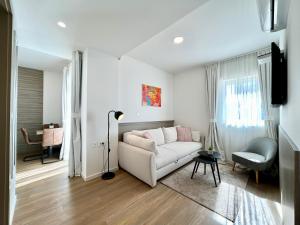 曼德雷Deluxe Villa No.10 - Rooms & Apartments的客厅配有白色的沙发和椅子