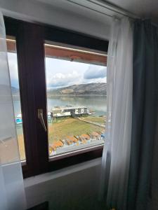 比卡兹Hotel Pescarus Port Bicaz的享有水体景致的窗户