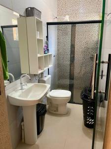 吉巴拉那Casa para o Rondônia Rural Show的浴室配有卫生间、盥洗盆和淋浴。