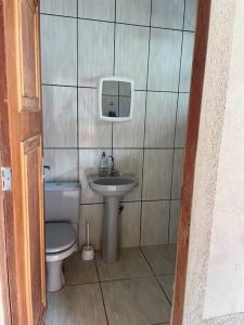 吉巴拉那Casa para o Rondônia Rural Show的一间带卫生间和水槽的小浴室