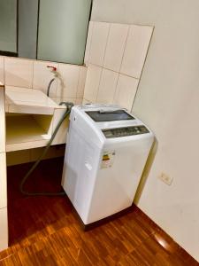 利马200. Hermoso Departamento con Servicios Incluidos en Chorrillos的厨房配有小冰箱和水槽