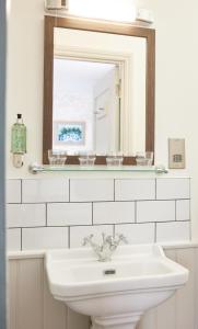 罗克瑟姆The Kings Head Wroxham by Greene King Inns的白色的浴室设有水槽和镜子