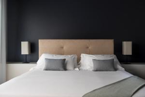 圣马力诺The Regent Boutique Hotel & Spa PRE OPENING的卧室配有一张带两个枕头的大白色床