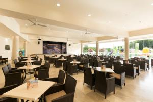 穆罗海滩姆罗海滩马尔酒店的用餐室配有桌椅