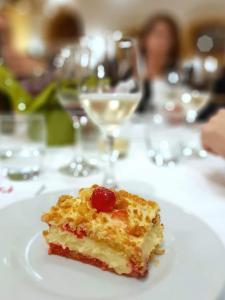 格罗塔费拉塔斯夸尔西亚雷里酒店的一块放在桌子上白板上的蛋糕
