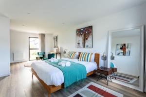 迪纳尔Villa Ty Laouen- Maison moderne 3 chambres jardin的一间卧室配有一张带蓝色毯子的大床