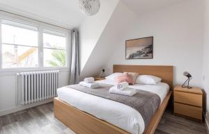 圣马洛Les Amarres - Maison familiale 3 chambres - Jardin的一间卧室配有一张床,上面有两条毛巾