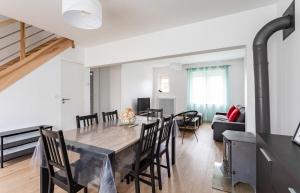圣马洛Les Amarres - Maison familiale 3 chambres - Jardin的用餐室以及带桌椅的起居室。
