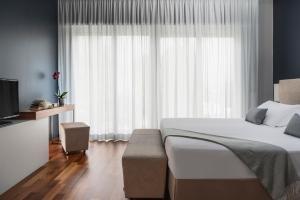 圣马力诺The Regent Boutique Hotel & Spa PRE OPENING的一间卧室设有一张床和一个大窗户