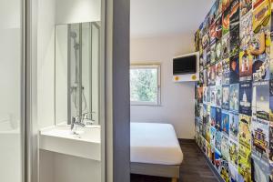 希利马扎兰奇丽玛泽乐斯查普特酒店的一间带水槽和镜子的浴室