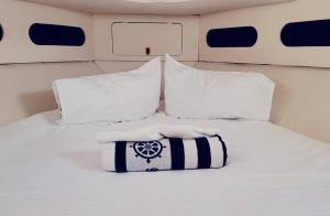 巴塞罗那Cosy and Homey Houseboat Castelldefels的一张带白色枕头的床,床上有雪weather forecast