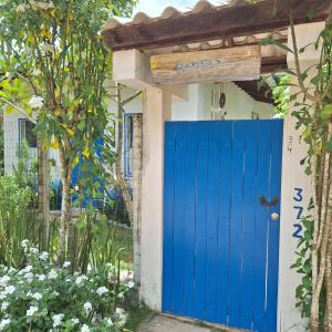 圣安德烈Pousada PraiAmar的房子前面的蓝色门
