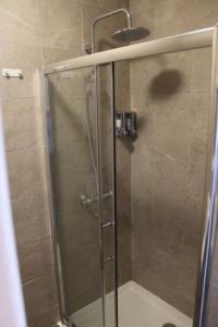基尔代尔基尔代尔之家酒店 的浴室里设有玻璃门淋浴
