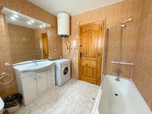 阿尔考斯布里哥斯达阿匝哈3000公寓的一间带水槽和洗衣机的浴室