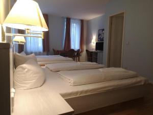 柏林阿尔特市场酒店的酒店客房,设有三张床和一盏灯