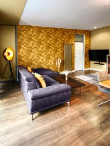 莱比锡Exklusives Leipzig City Apartment Sunrise的客厅配有蓝色的沙发和桌子