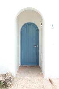 珀彻斯A Casa da Porta Azul的白色墙面的蓝色门