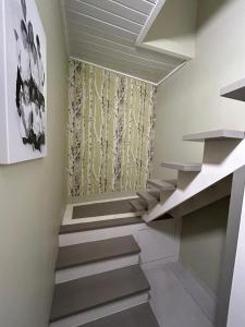 斯帕Maison Leloup的墙上画的楼梯