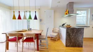 宾茨Villa am Kurpark的厨房以及带桌椅的用餐室。