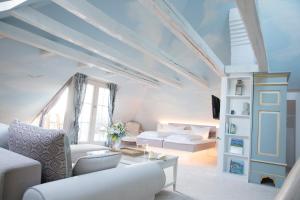 吕贝克吕贝克克隆晨酒店的客厅配有白色家具和天花板