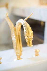 吕贝克吕贝克克隆晨酒店的桌子上金色物体的雕塑