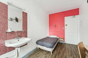 巴黎托尔比亚克酒店的小房间设有床和水槽