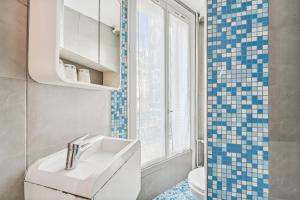 巴黎托尔比亚克酒店的一间带水槽和卫生间的浴室