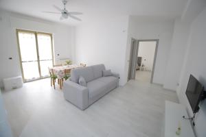 San Ferdinando di PugliaIl nascondiglio的白色的客厅配有沙发和桌子