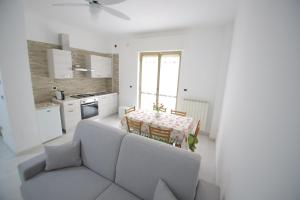 San Ferdinando di PugliaIl nascondiglio的白色的客厅配有沙发和桌子