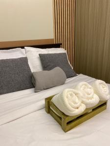 马尼拉SMDC GRACE RESIDENCE, TAGUIG (Near BGC, MCKINLEY,MAKATI)的床上有两条毛巾