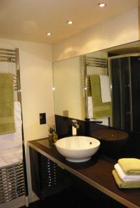 NorthiamKnelle Dower Studio的一间带水槽和大镜子的浴室