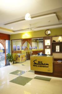 科钦Sulthan Hotel And Restaurant的酒店和餐厅前的商店