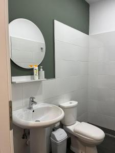 吉诺卡斯特Patio Rooms Gjirokaster的一间带水槽、卫生间和镜子的浴室