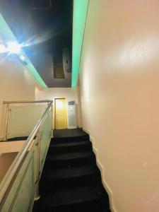拉各斯Eden Haven的走廊上设有黄色门和灯