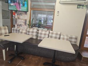 大特尔诺沃Priyateli - Friends的一间带两张桌子和一张沙发的餐厅