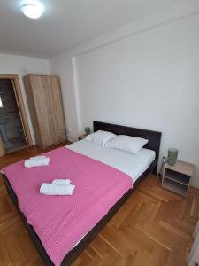 拉法洛维奇Belveder Montenegro的一间卧室配有一张大床和两条毛巾
