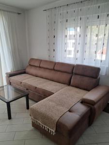 拉法洛维奇Belveder Montenegro的客厅配有一张棕色沙发,配有一张桌子
