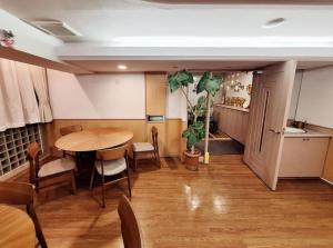 东京Hotel Yuni -Comfortable stay Star-Club iD的一间带桌椅的用餐室