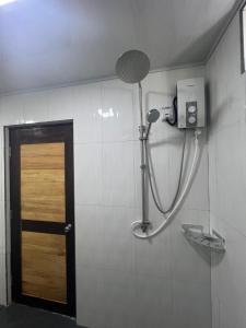 拉斯杜Rasdu View Inn的带淋浴的浴室,配有木门