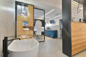 奥斯塔Le Lion Apartments - Bike & Ski的一间位于客房内的带白色浴缸的浴室