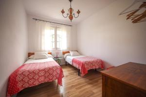 拉弗兰卡Maria La Franca的一间卧室设有两张床和窗户。